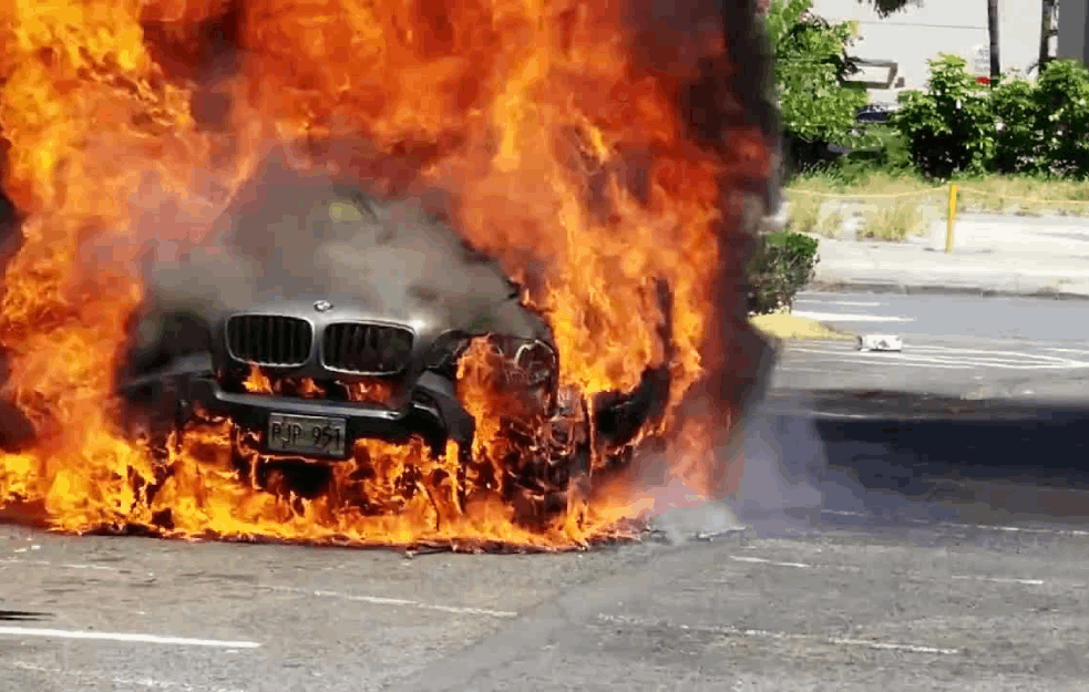 TEŠKA SAOBRAĆAJKA KOD PADINSKE SKELE: Nakon sudara jedan AUTOMOBIL SE ZAPALIO i potpuno izgoreo! 

